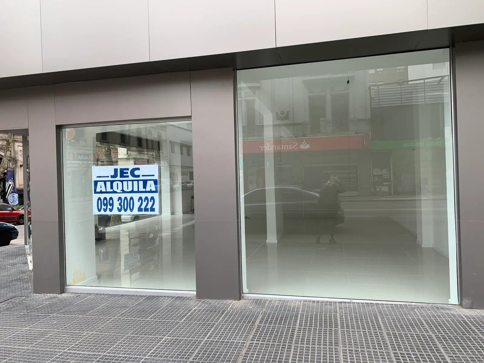 Local Comercial Moderno sobre 18 de Julio con Ventanales